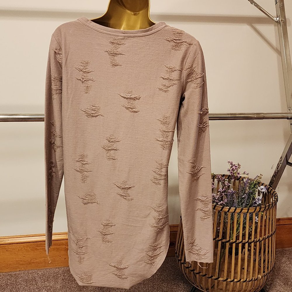 Distressed tshirt - Picture 2 of 3
